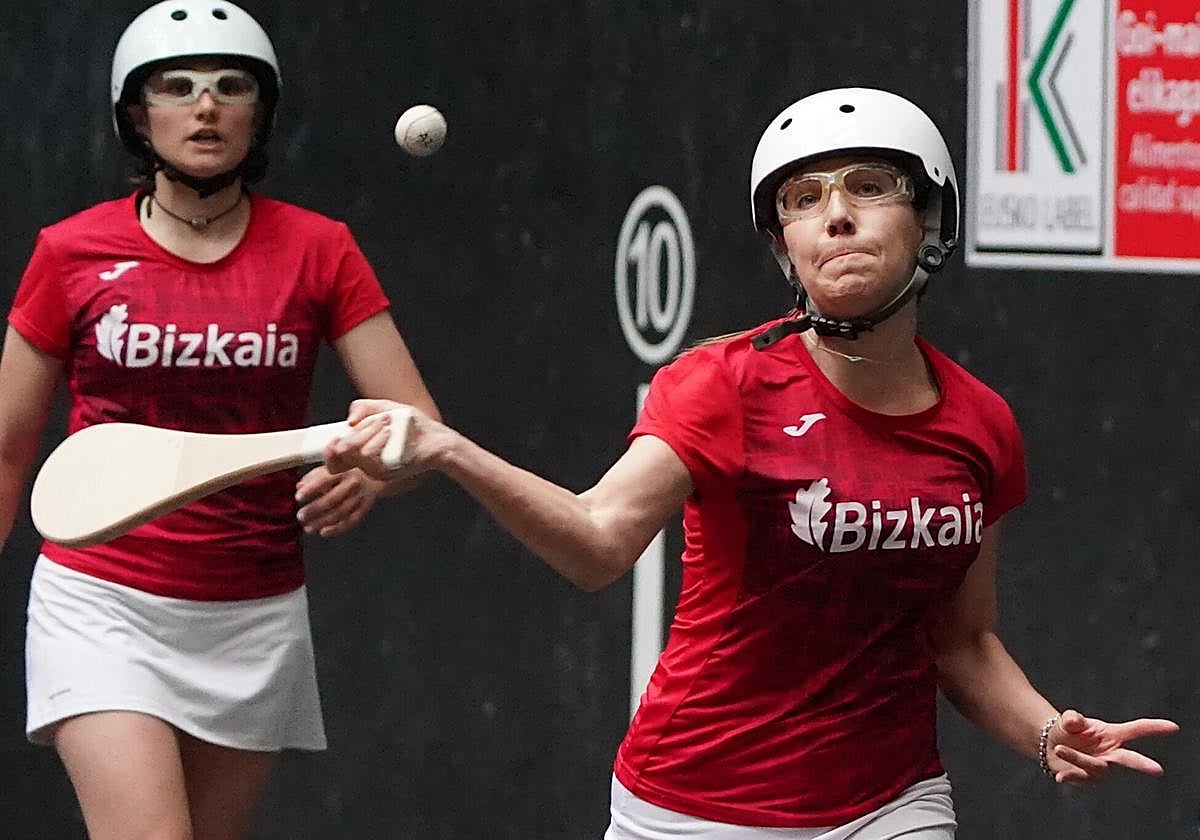Irazustabarrena se coloca para golpear la pelota con la dereha.