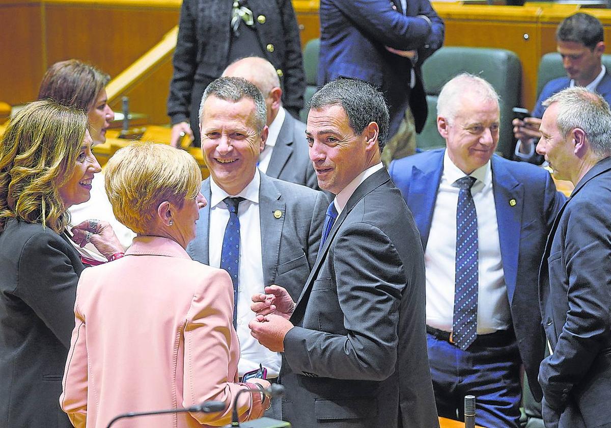 Imanol Pradales conversa con los consejeros Olatz Garamendi, Arantxa Tapia y Jokin Bildarratz durante el pleno constitutivo.