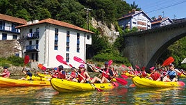 Las piraguas son una de las actividades que llevarán a cabo los chavales de Lekeitio.