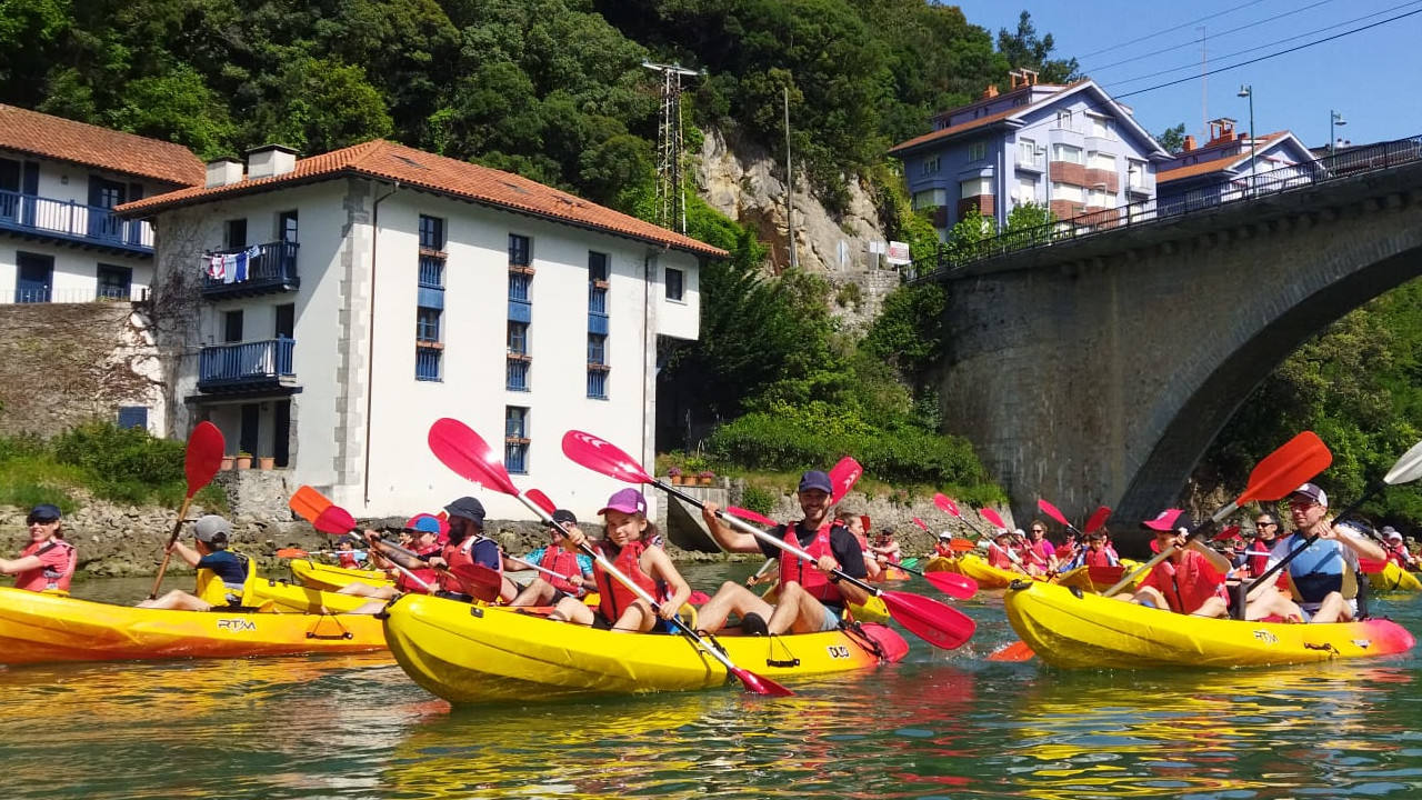 Las piraguas son una de las actividades que llevarán a cabo los chavales de Lekeitio.