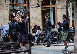 El actor Javier Rey en la Calle Dato durante el rodaje del Silencio de la Ciudad Blanca.