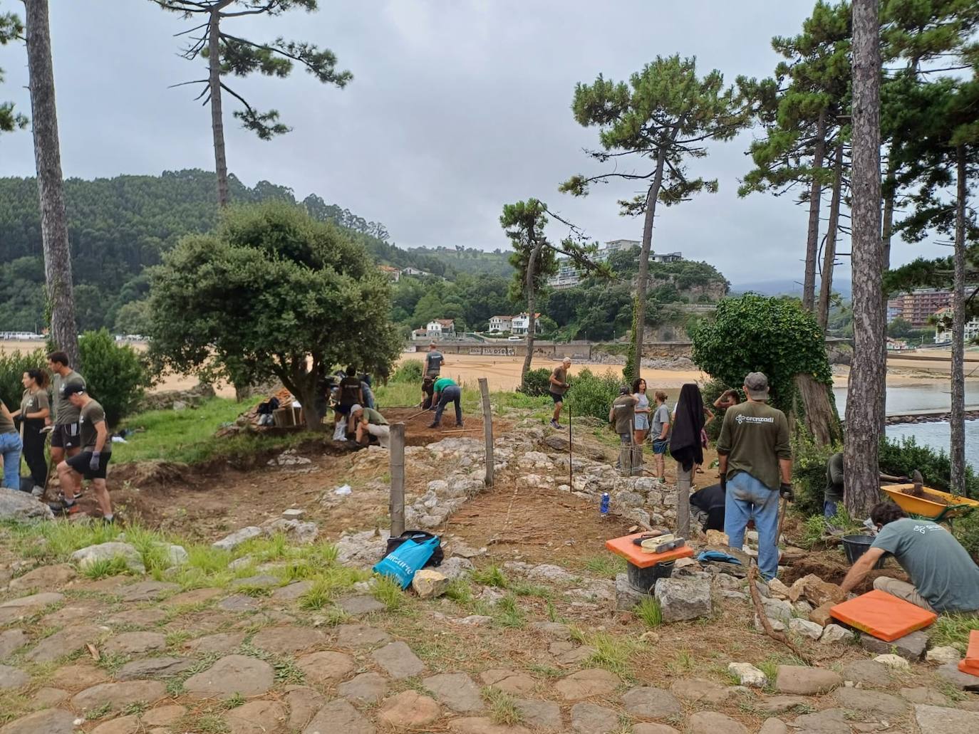 Aranzadi y voluntarios de Atabaka trabajan en el yacimiento de la isla Garraitz de Lekeitio.