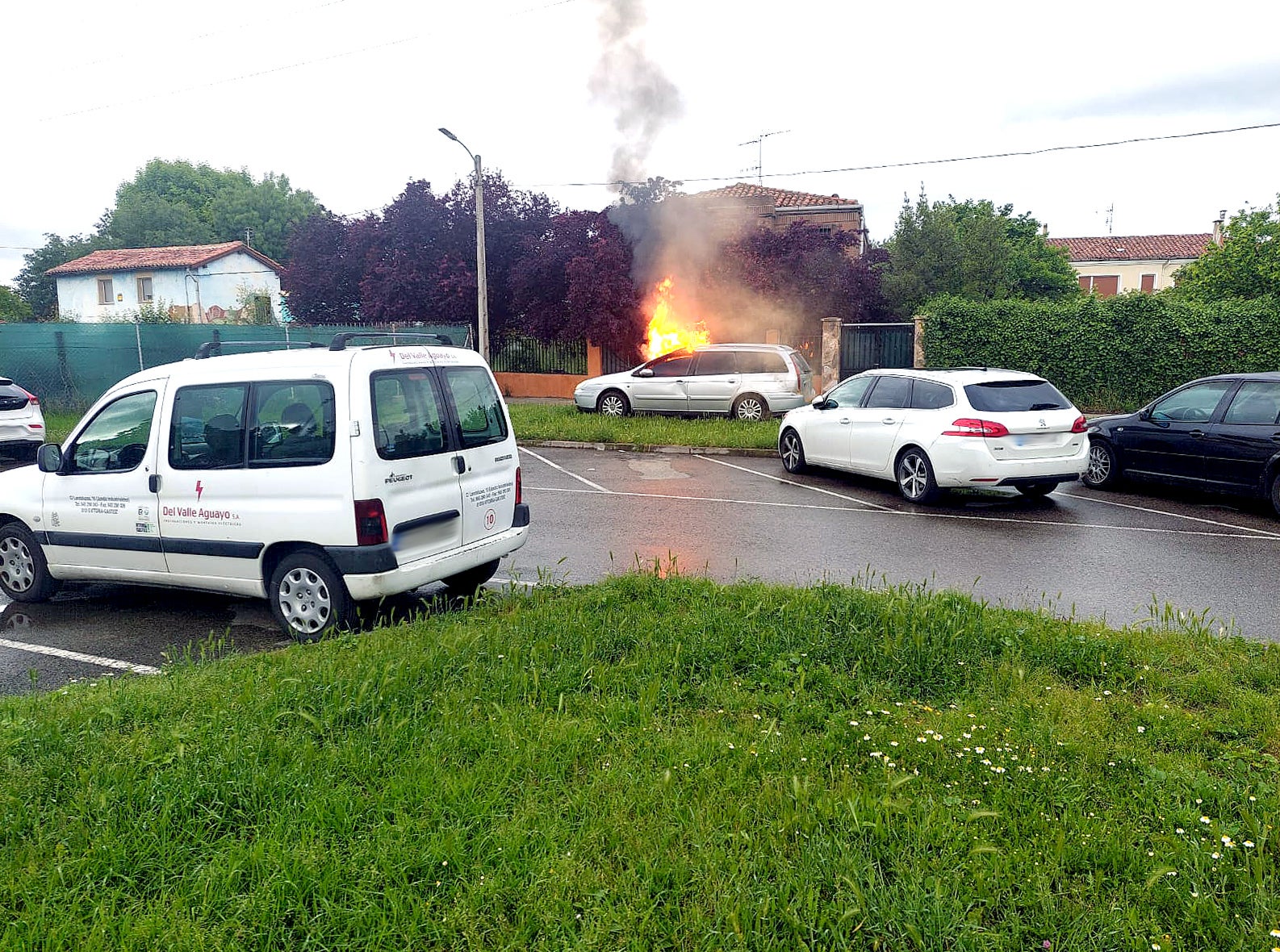 El fuego fue apagado por dos miembros del Conservatorio de Música y no hubo que lamentar grandes daños materiales.