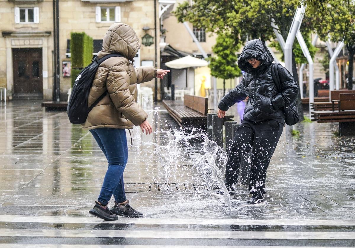 Dos jóvenes chapotean en la Virgen Blanca durante una tormenta de mayo.