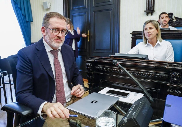 El secretario general del Pleno, Martin Gartziandia, en su último pleno del Ayuntamiento de Vitoria.