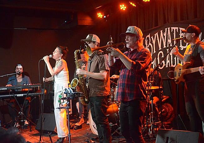 El septeto desde un lateral.