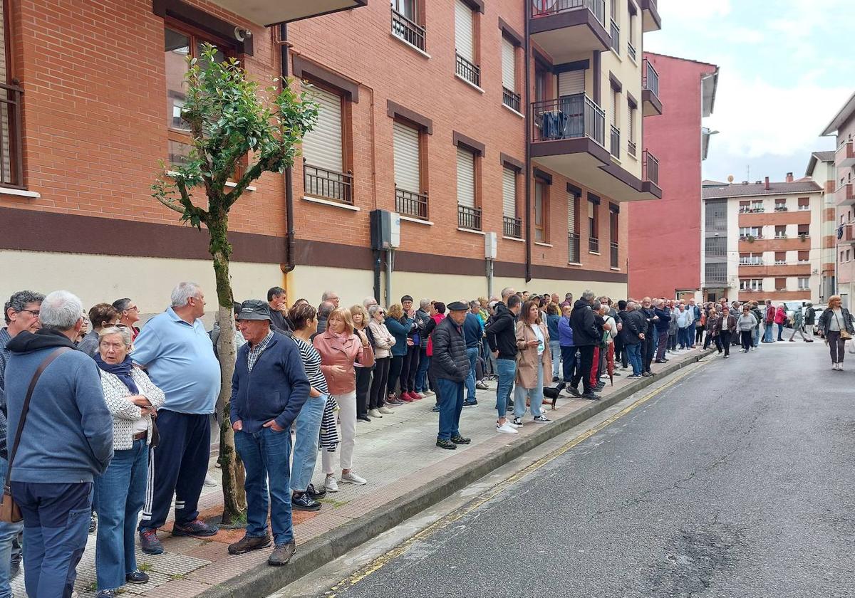 Centenares de vecinos se manifestaron frente al centro de salud de la localidad.