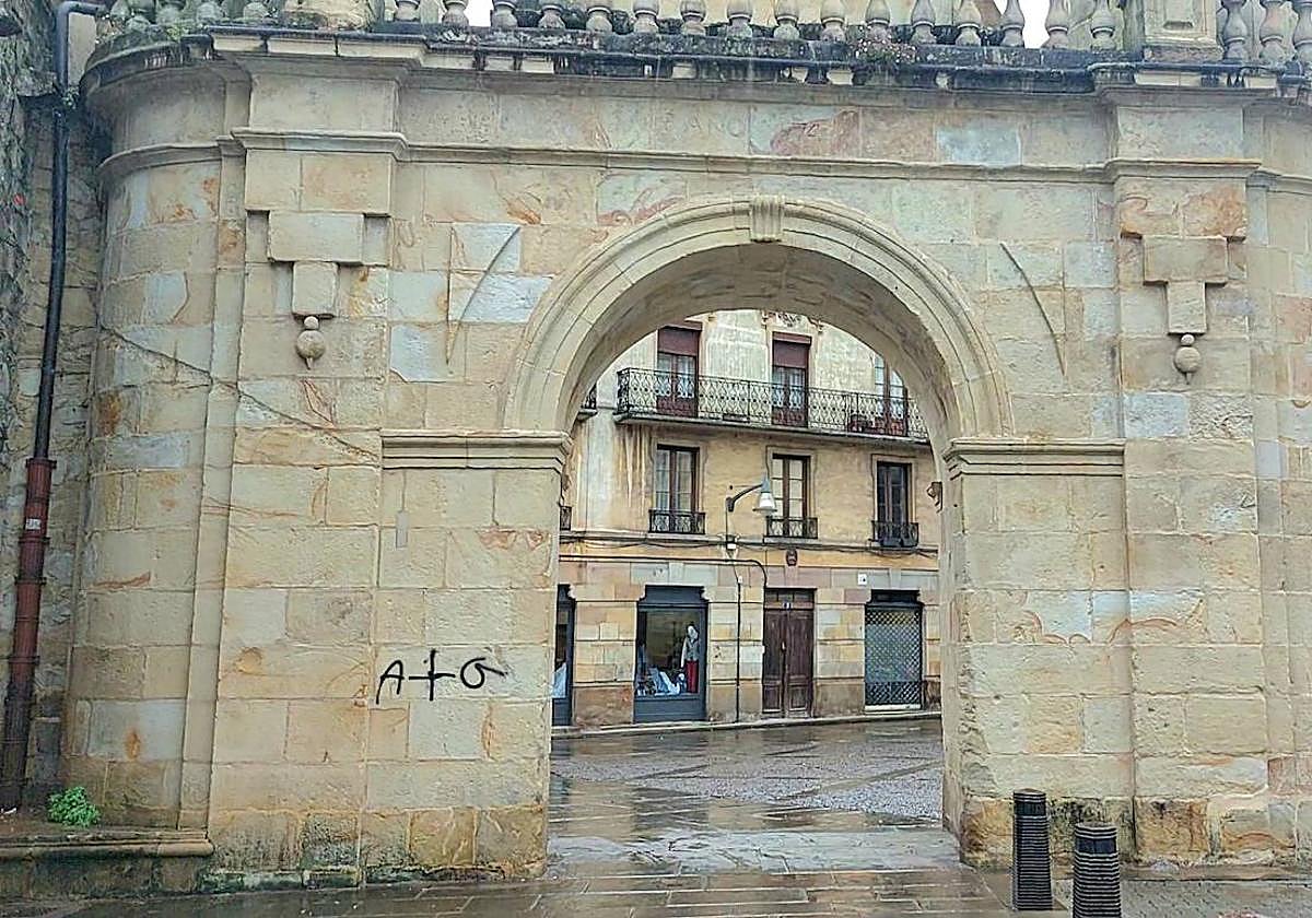 El arco de Santa Ana presentó pintadas en su estructura.