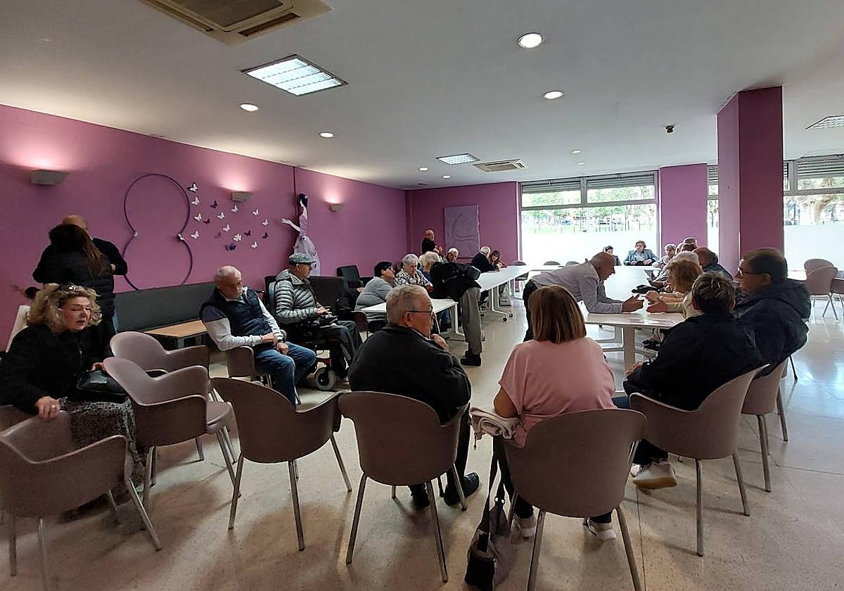 Representantes de centros de mayores este jueves antes de la firma de renovación de la cesión de locales municipales.
