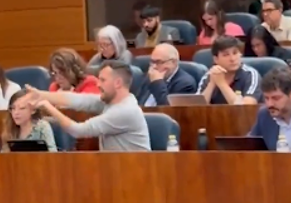 Un diputado de Más Madrid simula disparar a Ayuso en el pleno de la Asamblea
