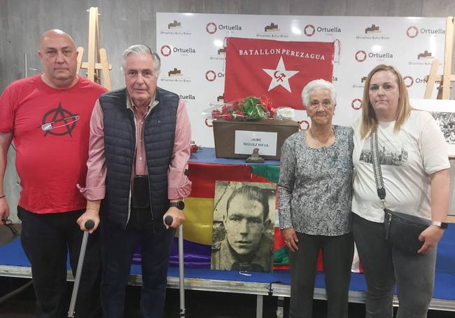 Jaime Iñiguez, Antonio Aira, María Ángeles Martínez y Soraya Iñiguez, familiares del miliciano.