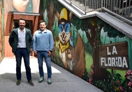 El alcalde Mikel Torres junto al concejal de Medio Ambiente, Iker Villalba, junto al mural de La Florida.