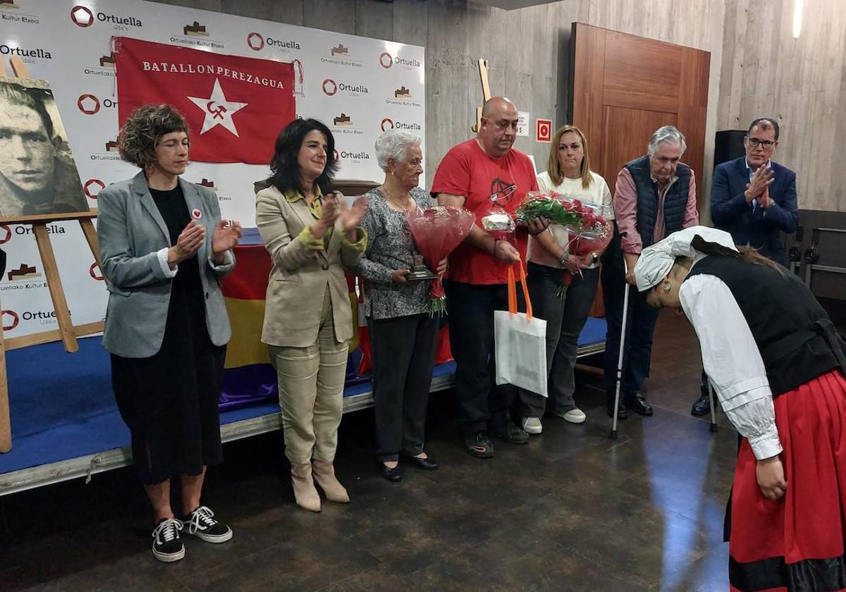 Aurresku ante María Ángeles, Jaime, Soraya y Antonio, familiares del miliciano; el alcalde, Saulo Nebreda; y Aintzane Ezenarro, directora de Gogora.