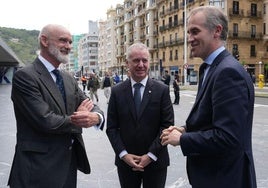 El presidente de Elkargi, Lander Arteche; el lehendakari en funciones, Iñigo Urkullu; y el director general de Elkargi, Zenón Vázquez, a su llegada a la 34ª edición del encuentro empresarial de Elkargi en el Kursaal.