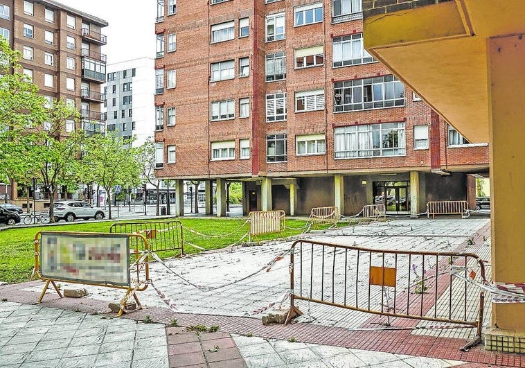 Desde hace un año, los vecinos de Avenida de los Huetos conviven con un vallado.