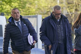 El abogado Javier Franco acompaña a Pepe Nereo a la entrada en el Juzgado de Vitoria.