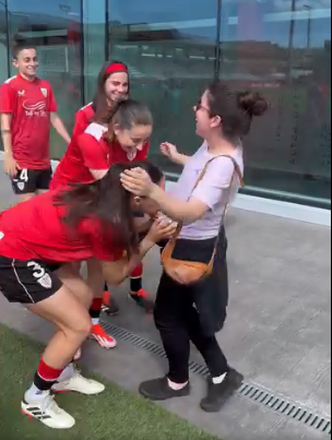 Naia Landaluce besa la barriga de Peke en Lezama.