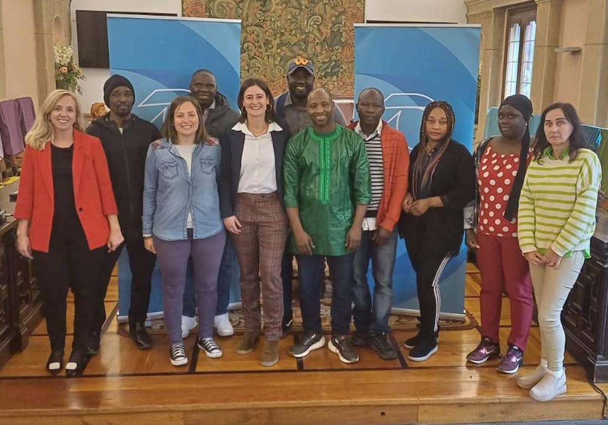 La alcaldesa de Durango, Mireia Elkoroiribe, (PNV) junto a su equipo de Gobierno y los diferentes representantes de la asociaciones africanas posan en el Ayuntamiento.