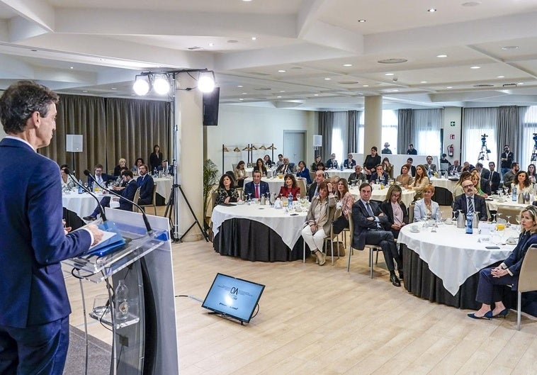 Ricardo Chocarro se dirige a la audiencia de 'Objetivo Actualidad', que reunió a empresarios y directivos en el hotel Silken Ciudad de Vitoria