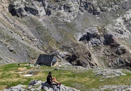 Vista del refugio desde la cima de Torre Jermoso.