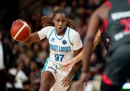 Kendra Chery conduce un balón durante su etapa en el Landes