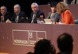 El presidente de Mondragon, Iñigo Ucín, en el centro de la imagen