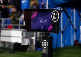 Un monitor del VAR en un estadio