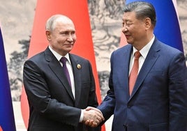 El presidente ruso, Vladímir Putin, estrecha la mano a su homólogo chino, Xi Jinping, durante su encuentro en Pekín.