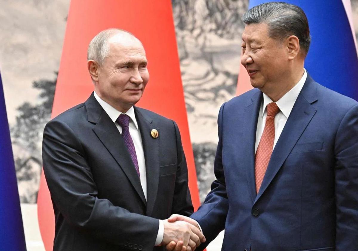 El presidente ruso, Vladímir Putin, estrecha la mano a su homólogo chino, Xi Jinping, durante su encuentro en Pekín.