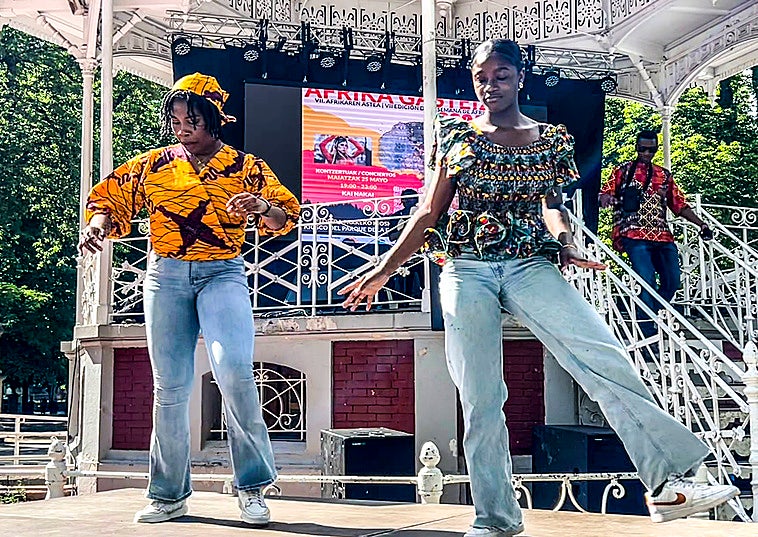 Lourdine y Salina participaron en el concurso de baile que se organizó ayer en La Florida