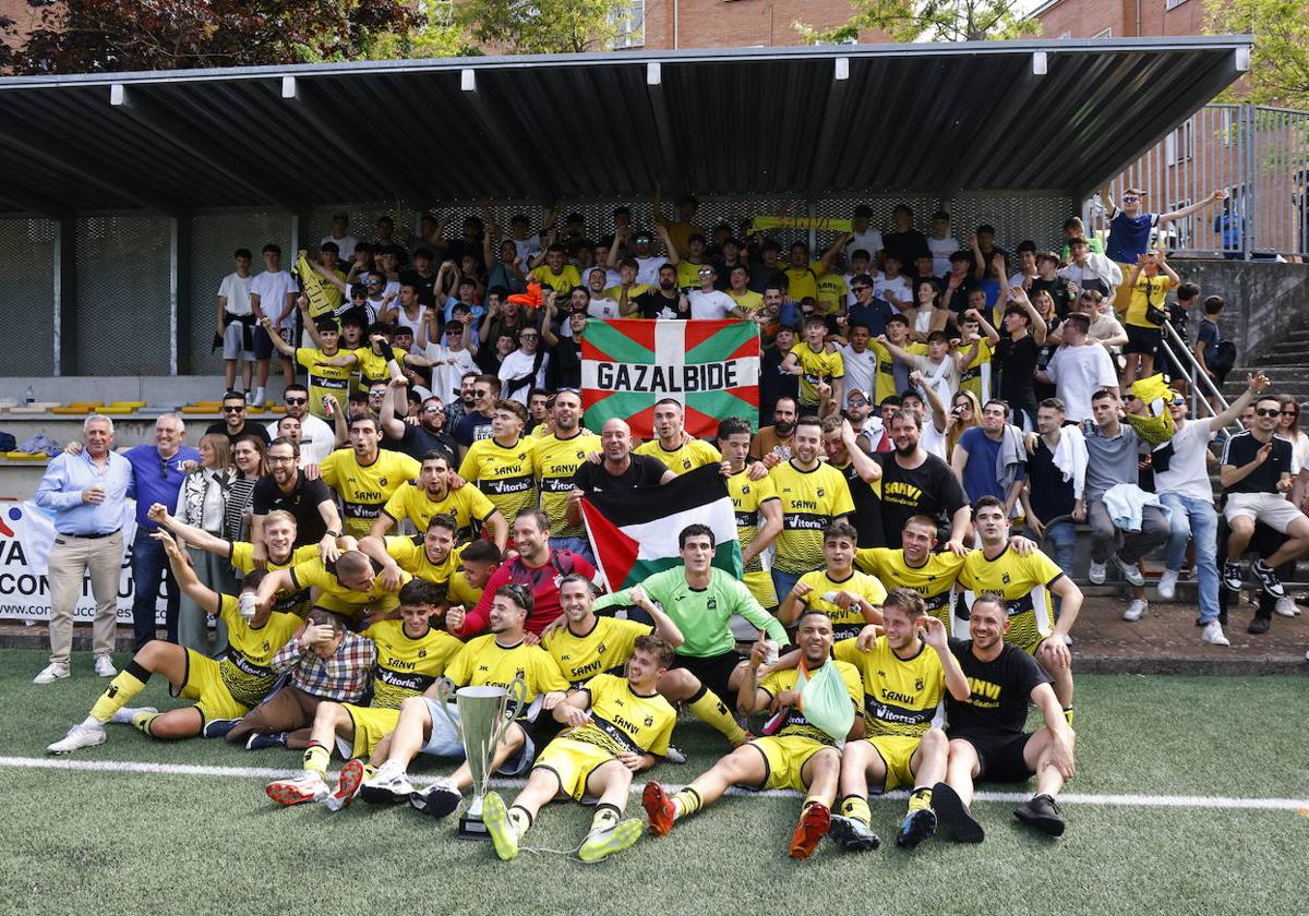 Los jugadores y el cuerpo técnico celebran el ascenso con familiares y aficionados.