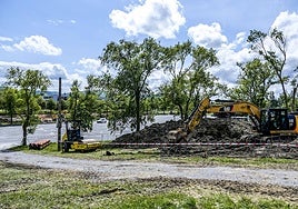 Máquinas trabajan estos días en el ferial de Mendizabala.