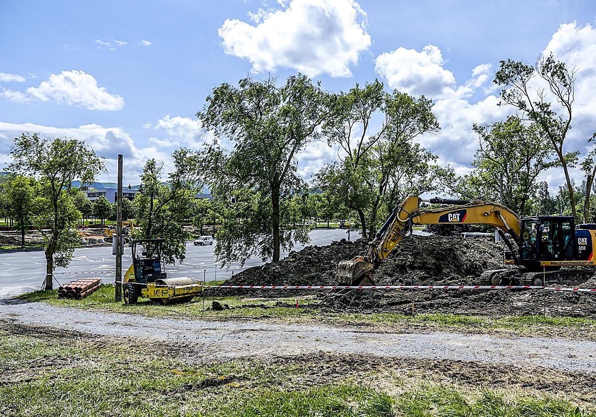 Máquinas trabajan estos días en el ferial de Mendizabala.