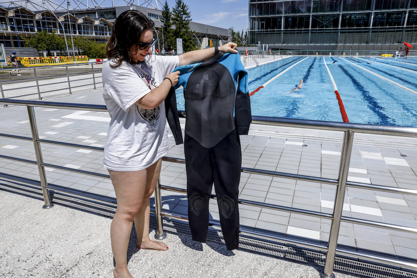 Los vitorianos se echan a las piscinas en el primer día de buen tiempo