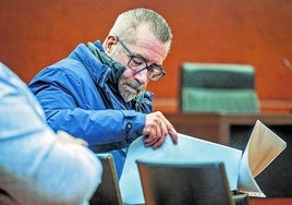 Pepe Nereo, exvicepresidente del Alavés, ordena unos papeles durante una de las vistas orales de su juicio en la Audiencia Provincial de Álava.