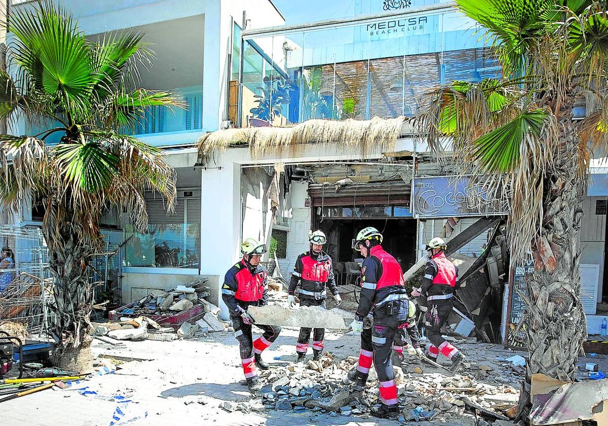 Bomberos retiran escombros horas después de que se desplomara la terraza del restaurante Medusa Beach Club.