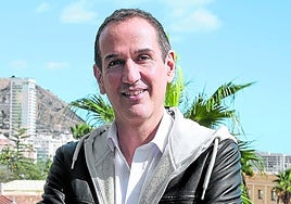 Para Santiago no hay obras para jóvenes o adultos, sino «literatura buena o mala».