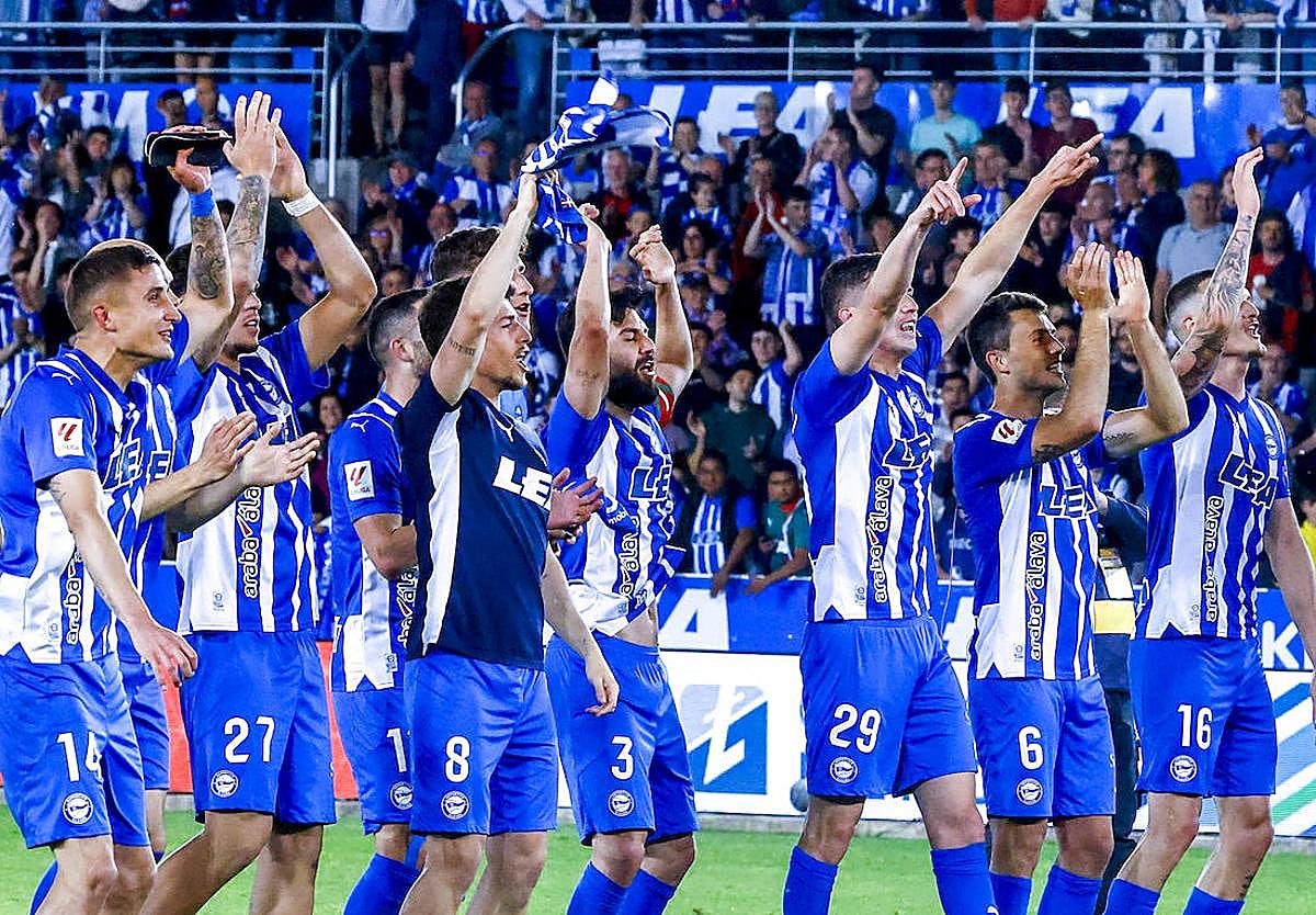 Los jugadores del Alavés celebran la gran temporada.