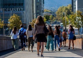 La falta de estabilidad y los bajos salarios lastran a la juventud y propician su marcha en busca de mejores oportunidades.