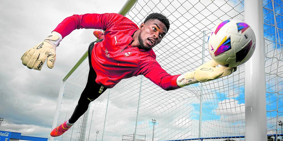 Jesús Owono se estira para despejar un balón en una portería de Ibaia.