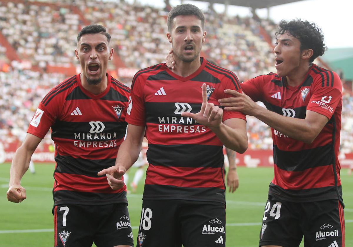 Gabri, Martón y Gómez celebran el tanto del navarro.
