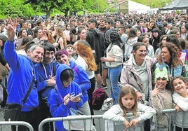 Las diferentes zonas en las que se dividió el recorrido del Ibilaldia congregaron a miles de euskaltzales de todas las edades, que colaboraron en la financiación para que la ikastola San Nikolas, la organizadora, pueda construir un nuevo edificio de Educación Infantil.