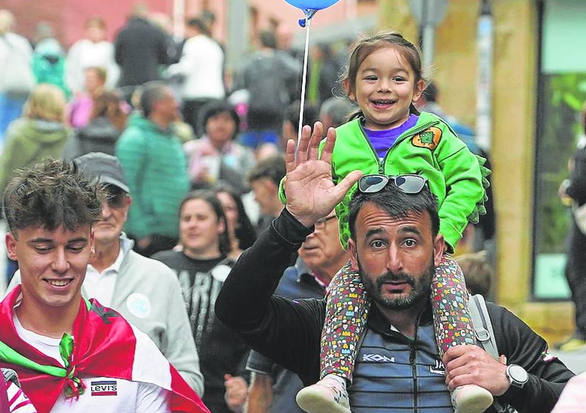 Imagen principal - Getxo se sumerge en el Ibilaldia y protagoniza una edición «multitudinaria»