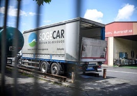 Un camión de residuos pasa por la báscula del Centro Avanzado de Reciclaje, que pasará a ser propiedad de Agaleus.