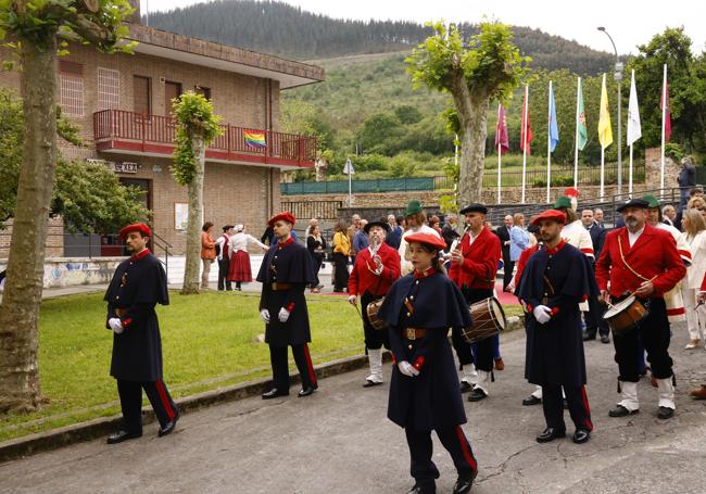 La comitiva foral avanza hacia el frontón de Okondo.