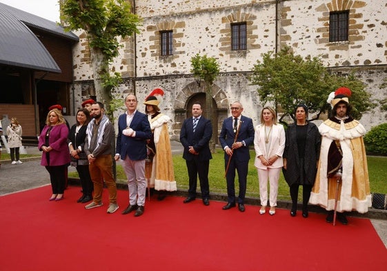 Los representantes políticos alaveses se congregan en los prolegómenos del tradicional pleno.