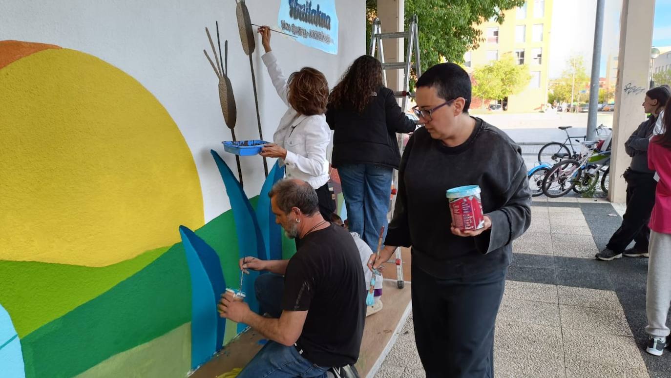 En imágenes: 150 vecinos de Ibaiondo pintan un mural de 24 metros