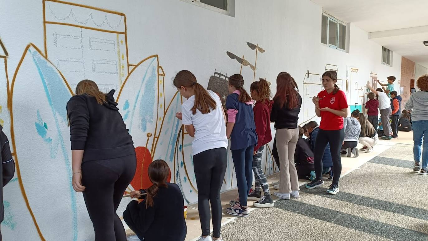 En imágenes: 150 vecinos de Ibaiondo pintan un mural de 24 metros