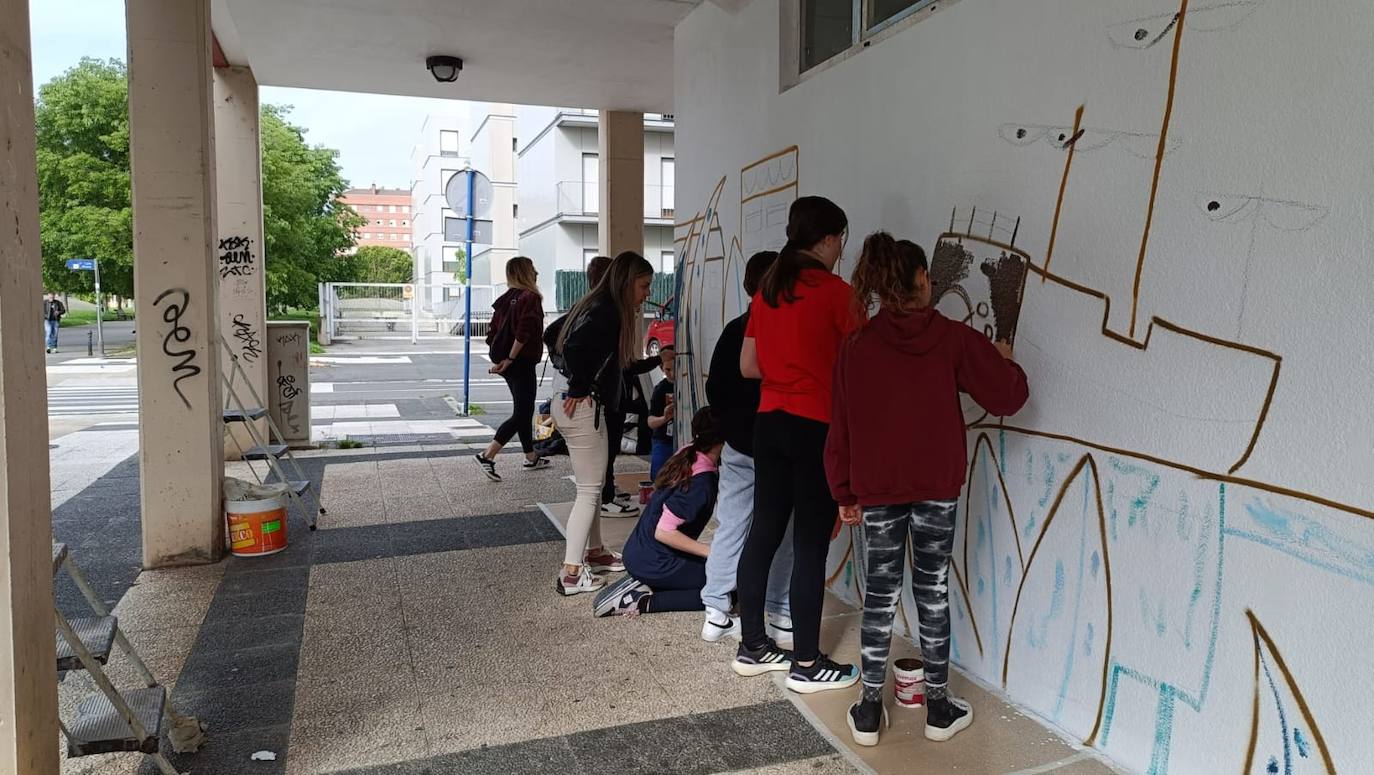 En imágenes: 150 vecinos de Ibaiondo pintan un mural de 24 metros