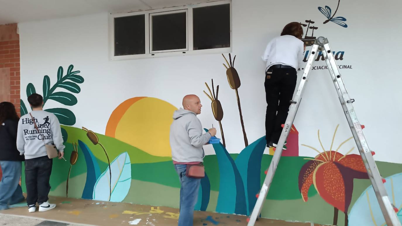 En imágenes: 150 vecinos de Ibaiondo pintan un mural de 24 metros